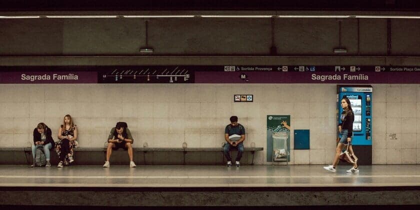 Revolución en el Metro de Barcelona: Activistas Desafían a las Compañías de Luz Cambiando Nombres de Estaciones para Combatir la Pobreza Energética
